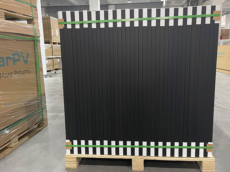 Moduli solari completamente neri da 410 W nel magazzino dell'UE